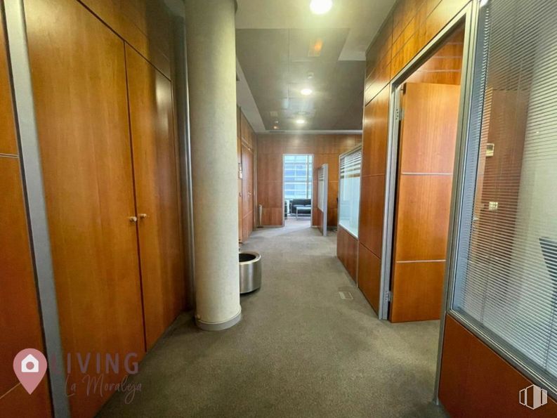 Office for rent at Zona Valdelacasa, Alcobendas, Madrid, 28108 with wardrobe, fixture, door, building, flooring, floor, wood, hall, house and ceiling around