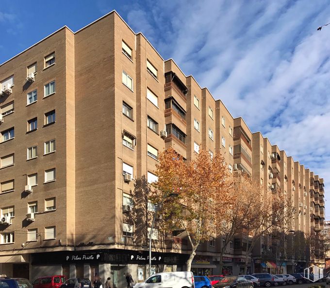 Local en alquiler en Avenida Juan de Austria, 5, Alcalá de Henares, Madrid, 28805 con cielo, edificio, nube, coche, ventana, rueda, neumático, bloque de pisos, vehículo y condominio alrededor