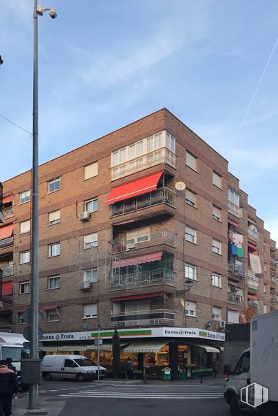 Local en venta en Calle Cardoso, 1, Torrejón de Ardoz, Madrid, 28850 con edificio, persona, camioneta, coche, nube, cielo, día, propiedad, luz de la calle y ventana alrededor