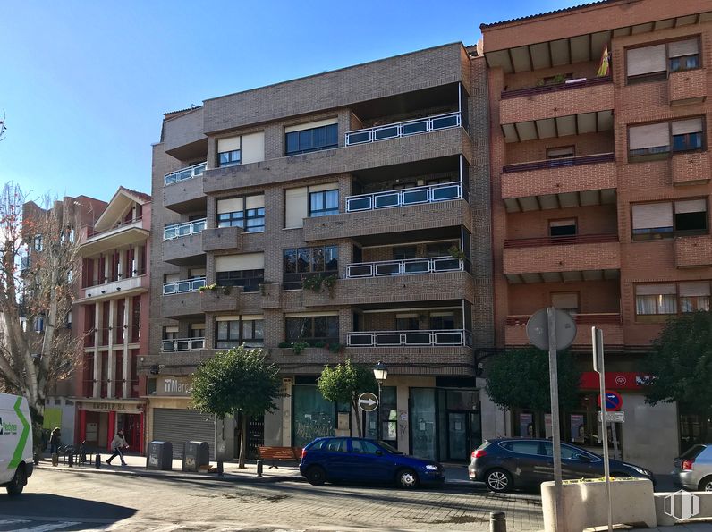 Local en venta en Plaza Salvador, 8, Leganés, Madrid, 28911 con coche, edificio, cielo, propiedad, ventana, planta, rueda, árbol, diseño urbano y casa alrededor