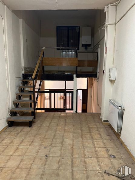 Local en alquiler en Zona Quintana, Ciudad Lineal, Madrid, 28027 con ventana, suelos, madera, suelo, escaleras, techo, tinte para madera, material de construcción, madera dura y suelo de baldosas alrededor