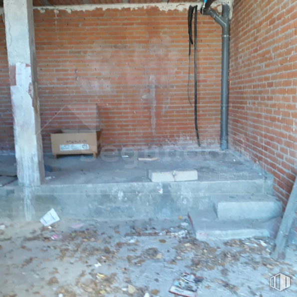 Retail for sale at Calle Nueva, 13, Humanes, Guadalajara, 19220 with wood, road surface, brickwork, brick, building, building material, floor, composite material, flooring and gas around