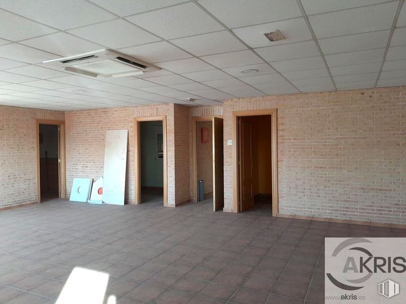 Industrial for rent at Calle Roble, Borox, Toledo, 45222 with door, property, building, interior design, hall, flooring, floor, wall, ceiling and space around