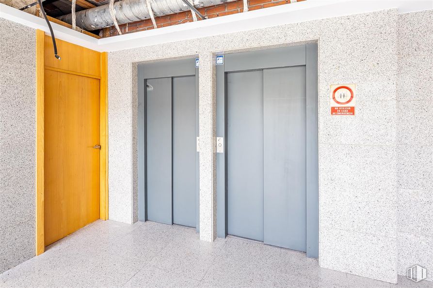 Oficina en alquiler en Ronda Poniente, 3, Tres Cantos, Madrid, 28760 con puerta, accesorio, madera, interiorismo, pared, fachada, techo, puerta de casa, suelos y material compuesto alrededor