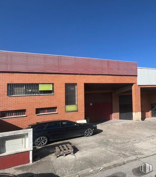 Industrial for sale at Calle Cabo de Tortosa, Arganda del Rey, Madrid, 28500 with car, window, tire, wheel, automotive lighting, automotive parking light, brickwork, parking, door and car door around