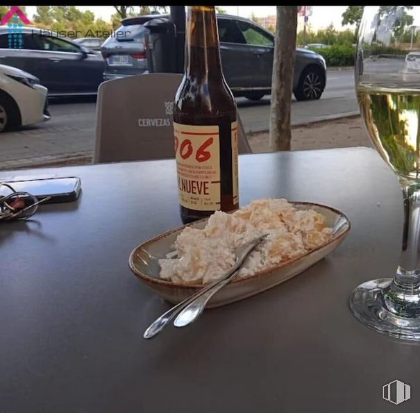 Local en alquiler en El Bercial, Getafe, Madrid, 28907 con coche, comida, beber, gafas de sol, vajilla, gafas, mesa, botella, bebida alcohólica y vajilla alrededor