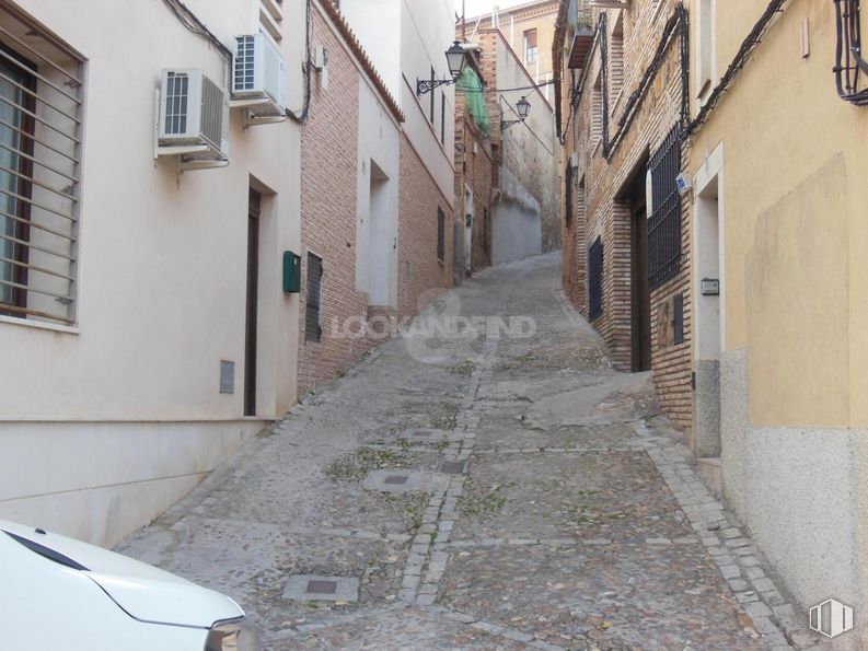 Land for sale at Casco Histórico, Toledo, 45002 with window, car, daytime, property, building, road surface, neighbourhood, flooring, fixture and residential area around