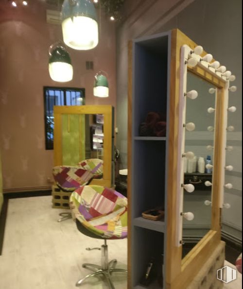 Retail for rent at Calle Apodaca, Centro, Madrid, 28004 with chair, lighting, light fixture, interior design, furniture, mirror, glass, wood stain, design and beauty salon around