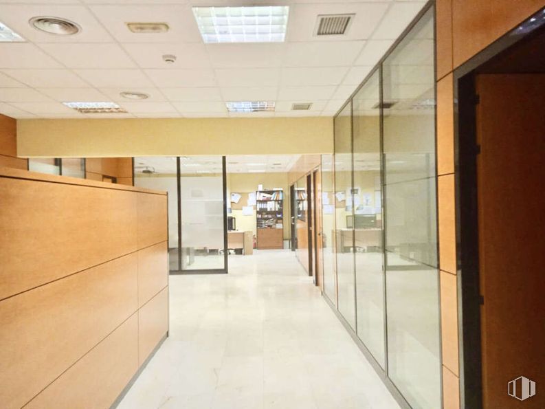 Industrial for sale at Polígono Villaverde, Villaverde, Madrid, 28021 with light fixture, interior design, flooring, floor, wood, ceiling, lighting, glass, furniture and composite material around