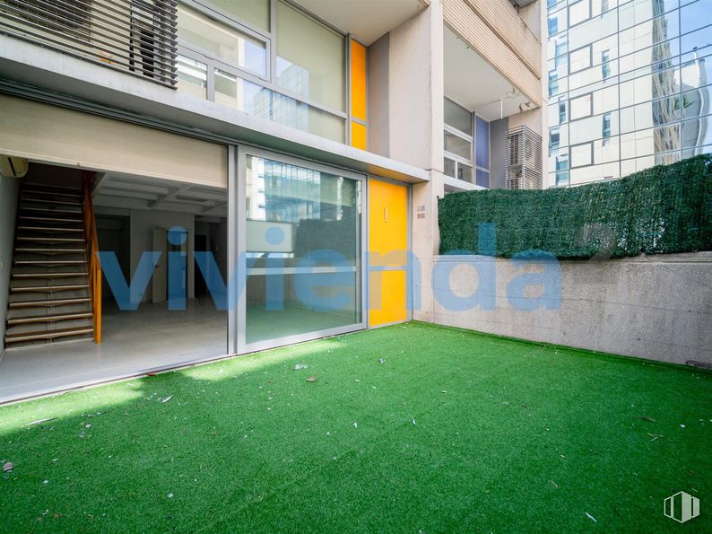 Oficina en venta en Avenida Manoteras, Hortaleza, Madrid, 28050 con puerta, edificio, ventana, durante el día, diseño urbano, arquitectura, hierba, suelos, sombra y zona residencial alrededor