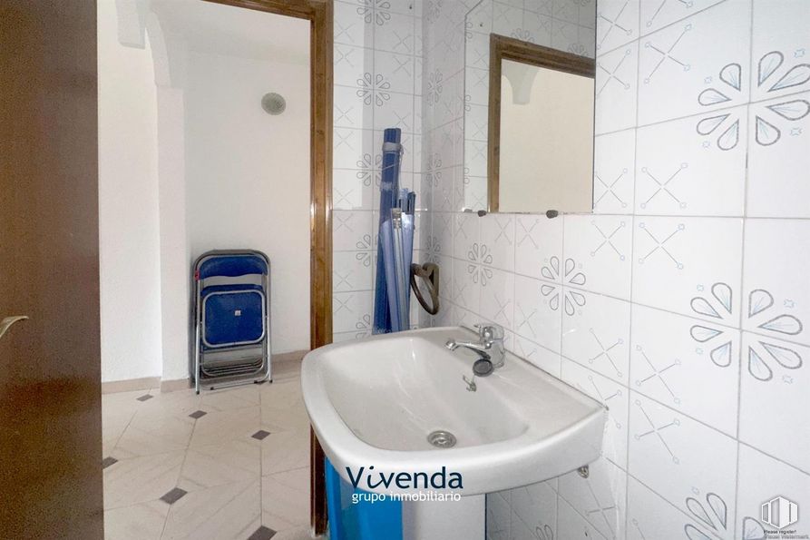 Local en alquiler en Calle Azorín, Móstoles, Madrid, 28935 con fregadero, silla, grifo, accesorios de fontanería, propiedad, espejo, lavabo, cuarto de baño, morado y azure alrededor