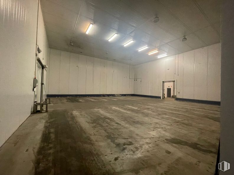 Nave en venta en Polígono industrial La Ermita, Parla, Madrid, 28980 con pasillo, madera, edificio, suelo, piso, madera, espacio, hormigón, techo y oscuridad alrededor