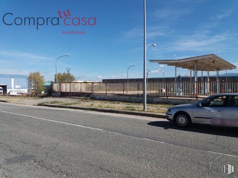 Land for sale at Avenida Hontoria, Segovia, 40195 with car, tire, automotive parking light, sky, cloud, wheel, vehicle, street light, automotive lighting and road surface around