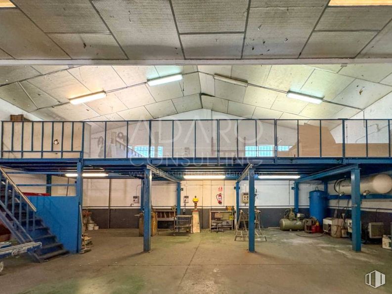 Industrial for sale at Calle Almería, Humanes de Madrid, Madrid, 28970 with light fixture, lighting, ceiling, flooring, floor, hall, beam, metal, building material and engineering around