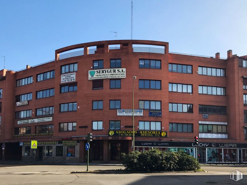 Office for sale at Edificio Alcocer 47, Calle Alcocer, 47, Villaverde, Madrid, 28041 with building, sky, window, property, tower block, urban design, neighbourhood, condominium, residential area and commercial building around