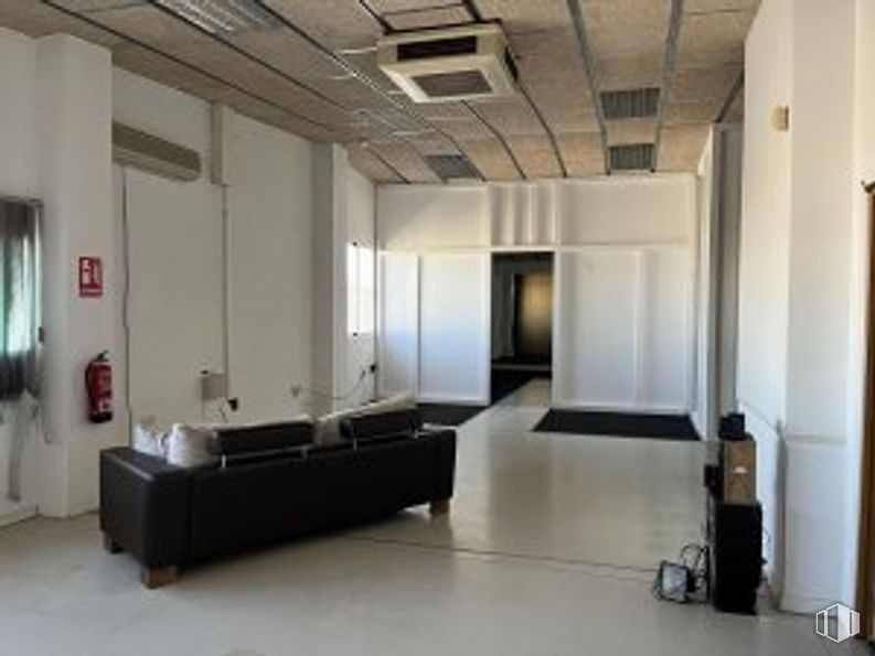 Nave en alquiler en Camino Carrera, Fuente el Saz de Jarama, Madrid, 28140 con sofá, hall, suelo, sofá estudio, suelos, sala de estar, madera, inmobiliario, confort y accesorio alrededor