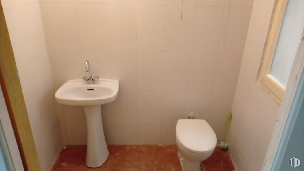 Local en venta en Calle Zabaleta, 5, Chamartín, Madrid, 28002 con inodoro, fregadero, accesorios de fontanería, lavabo, propiedad, grifo, morado, cuarto de baño, asiento del inodoro y fluido alrededor