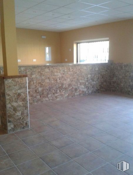 Retail for rent at Plaza España, 3, Santo Domingo de las Posadas, Ávila, 05292 with window, floor, flooring, brickwork, tile flooring, shade, fixture, brick, building material and road surface around