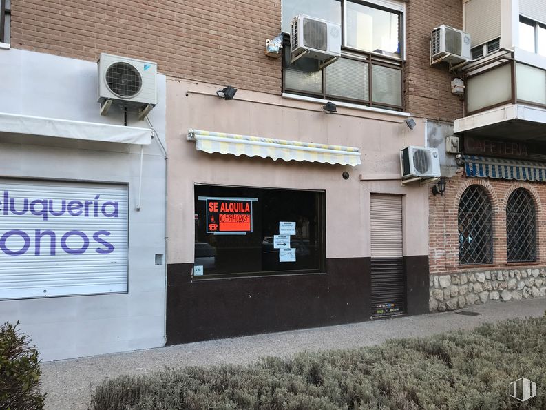 Local en venta en Calle Fuentespina, 12, Villa de Vallecas, Madrid, 28031 con ventana, planta, propiedad, edificio, puerta, barrio, accesorio, ladrillo, bienes raíces y fachada alrededor