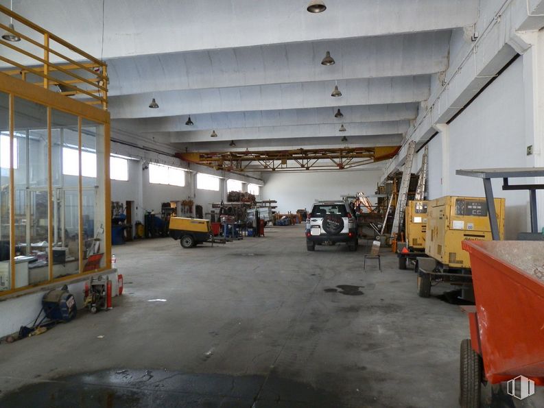 Nave en venta en Zona industrial Vicálvaro, Vicálvaro, Madrid, 28052 con neumático, rueda, coche, vehículo, vehículo motorizado, piso, suelo, asfalto, madera y gas alrededor