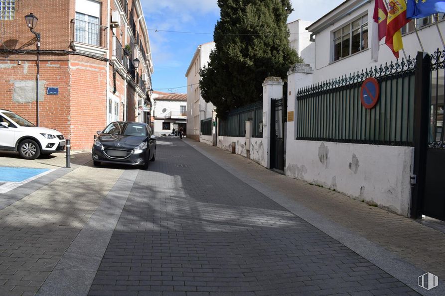 Retail for sale at Calle Monjas, Illescas, Toledo, 45200 with car, building, flag, tire, wheel, window, sky, vehicle, road surface and infrastructure around