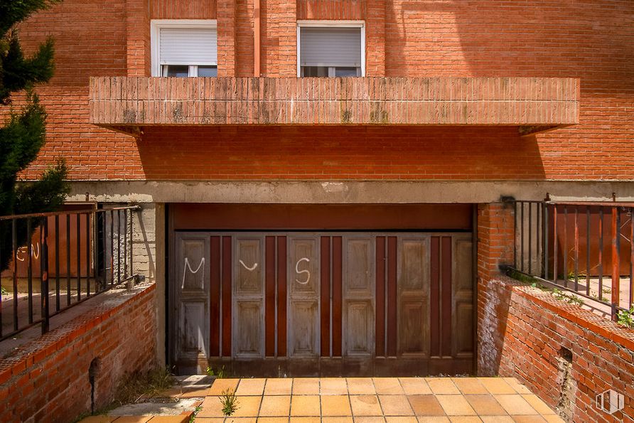 Local en alquiler y venta en Calle Santa Bárbara, Torrelaguna, Madrid, 28180 con ventana, puerta, propiedad, edificio, madera, alumbrado, naranja, accesorio, arquitectura y albañilería alrededor