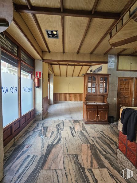 Retail for rent at Calle Donoso Cortés, Chamberí, Madrid, 28015 with cupboard, cabinetry, door, clothing, property, wood, hall, flooring, floor and building around