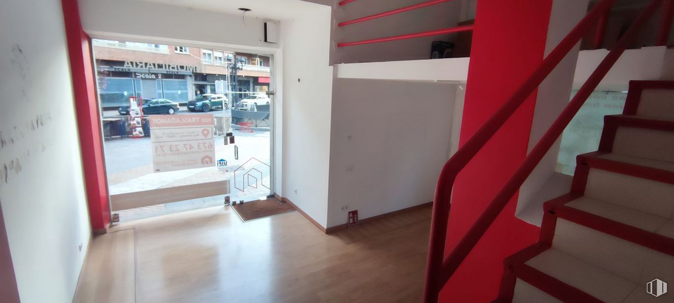 Retail for rent at Avenida Portugal, Ávila, 05001 with automotive design, wheel, wood, floor, tire, flooring, automotive exterior, building, hall and vehicle door around