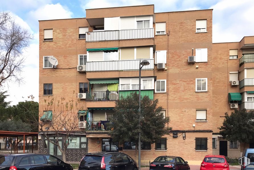 Retail for sale at Calle Jericó, 14, Parla, Madrid, 28980 with car, building, sky, cloud, wheel, vehicle, property, window, tire and tree around