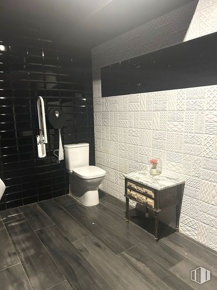 Retail for rent at Calle Eras, Aranjuez, Madrid, 28300 with toilet, cabinetry, property, plumbing fixture, tap, wood, interior design, bathroom, floor and flooring around