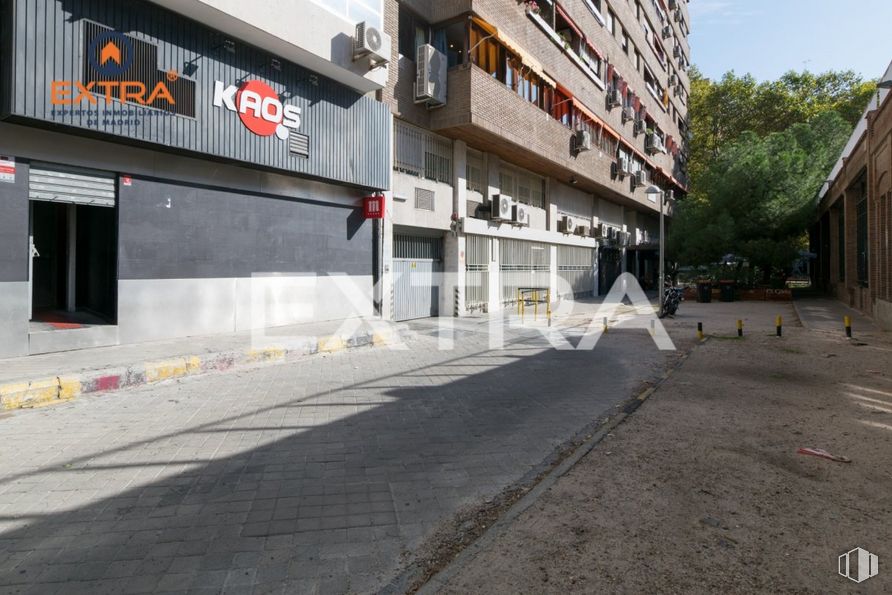 Local en alquiler en Calle Orense, Tetuán, Madrid, 28020 con edificio, ventana, superficie de la carretera, asfalto, árbol, diseño urbano, acera, ciudad, fachada y carretera alrededor