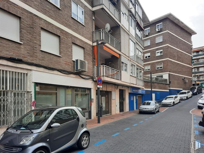 Local en venta en Calle Nuestra Señora del Carmen, Pozuelo de Alarcón, Madrid, 28224 con ventana, coche, neumático, rueda, modo de transporte, exterior del automóvil, barrio, luz de estacionamiento, calle y iluminación del automóvil alrededor