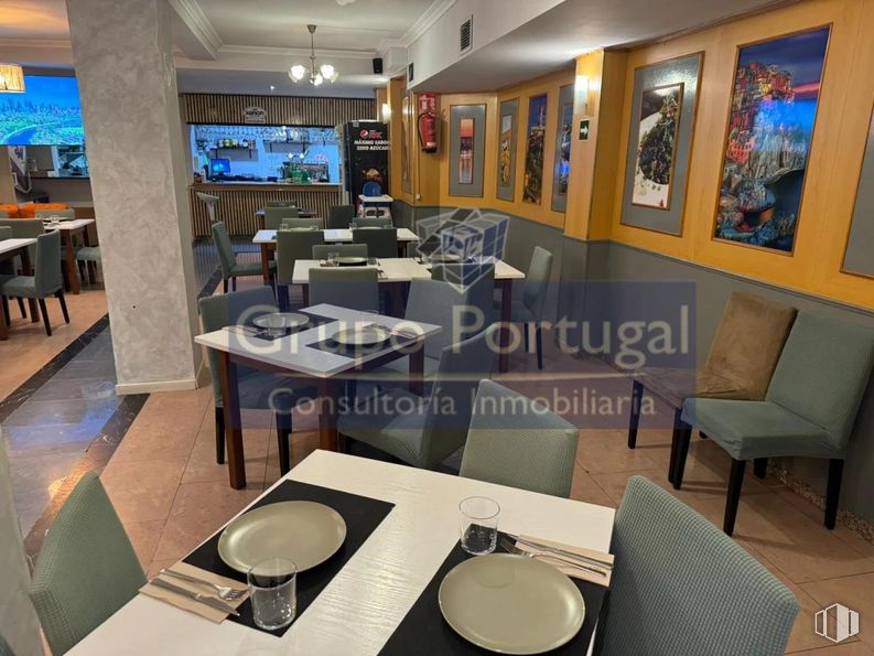 Local en alquiler en Barrio de Santo Domingo, Alcorcón, Madrid, 28921 con lámina, vajilla, mesa, silla, lámpara, restaurante, mesa de cocina y comedor y cafetería alrededor