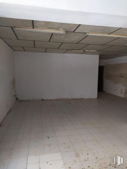 Industrial for sale at Avenida Dos de Mayo, Mocejón, Toledo, 45270 with flooring, architecture, floor, wall, composite material, fixture, tile flooring, hall, ceiling and wood around