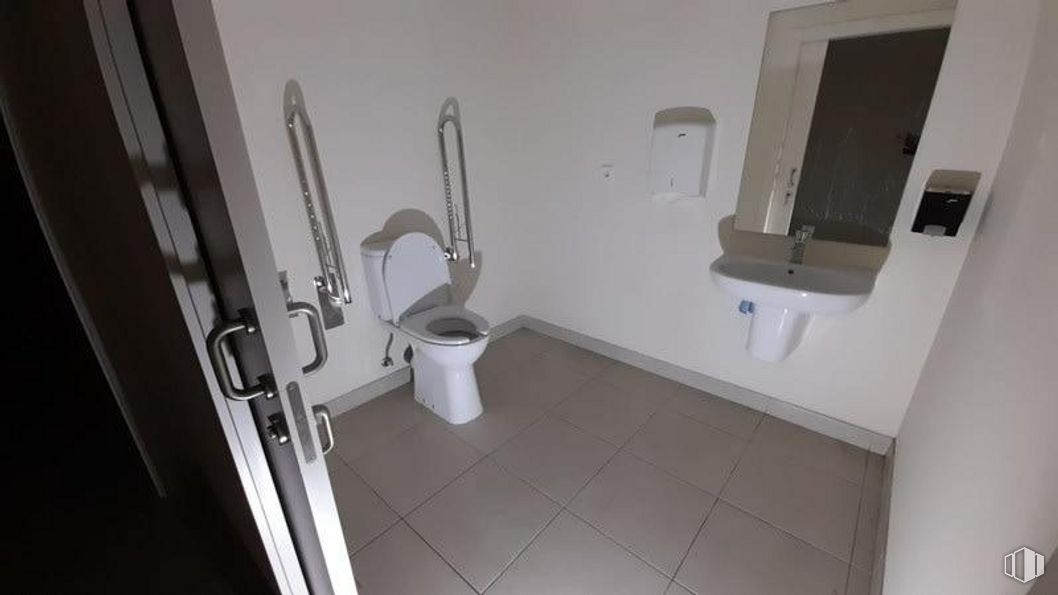 Retail for sale & for rent at Calle Fernández de los Ríos, Chamberí, Madrid, 28015 with toilet, sink, property, plumbing fixture, building, bathroom, bathroom sink, interior design, architecture and fixture around