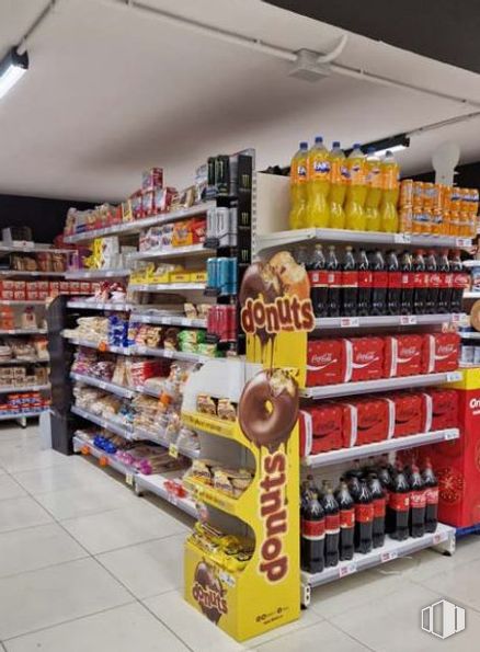 Local en venta en Paseo Extremadura, 47, La Latina, Madrid, 28011 con estante, botella, estantería, tienda, venta al por menor, almacenamiento de alimentos, cliente, edificio, tienda de comestibles y beber alrededor