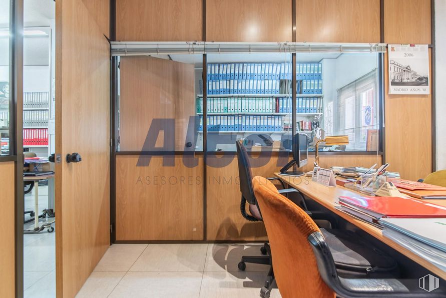 Local en venta en Calle Centenera, Ciudad Lineal, Madrid, 28017 con silla, edificio, ebanistería, madera, interiorismo, suelo, suelos, estantería, casa y estante alrededor