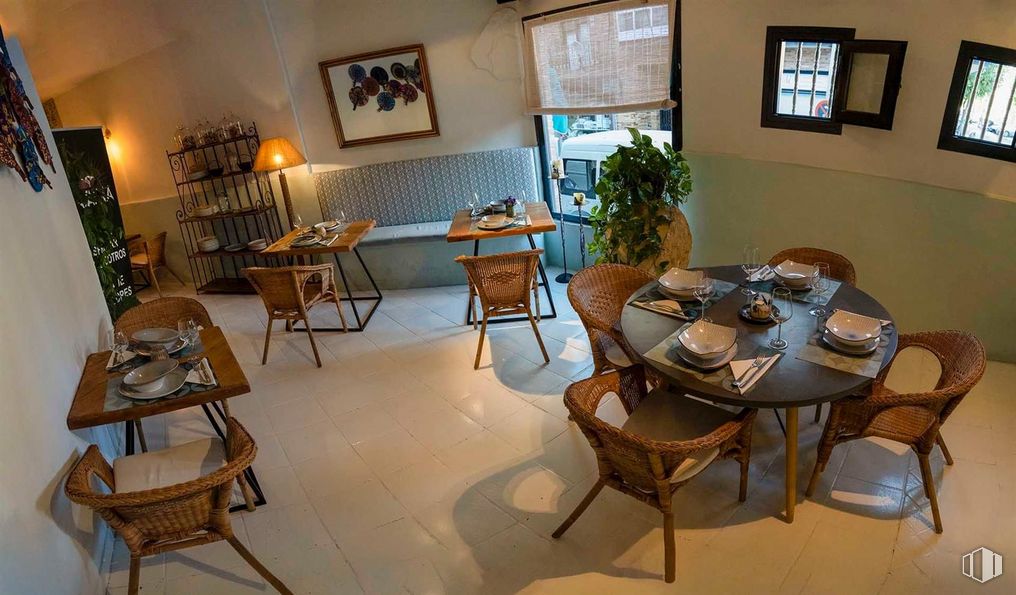 Retail for rent at Calle Luna, Villanueva de la Cañada, Madrid, 28691 with chair, houseplant, kitchen & dining room table, table, lighting, window, furniture, picture frame, plant and interior design around