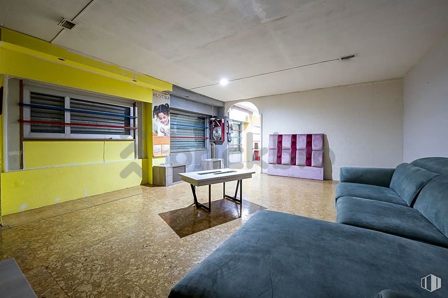 Retail for sale at Calle Gerardo de Diego, 1, Puente de Vallecas, Madrid, 28038 with table, couch, property, bookcase, interior design, floor, wall, flooring, comfort and ceiling around