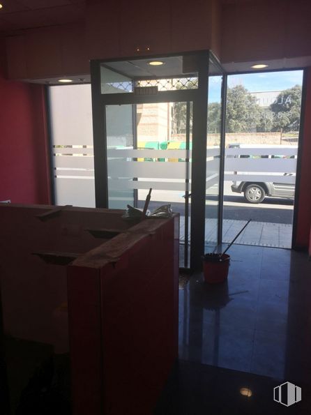 Retail for rent at Calle Madroños, Collado Villalba, Madrid, 28400 with furniture, car, tire, wheel, vehicle, building, door, fixture, plant and lighting around