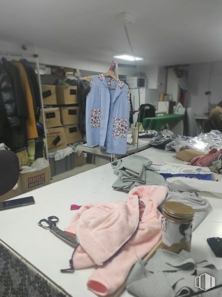 Local en venta en Calle Miguel de Moncada, Alcalá de Henares, Madrid, 28804 con productos envasados, textil, diseño automotriz, diseño de moda, pavimentos, colgador de ropa, arte, servicio, edificio y habitación alrededor