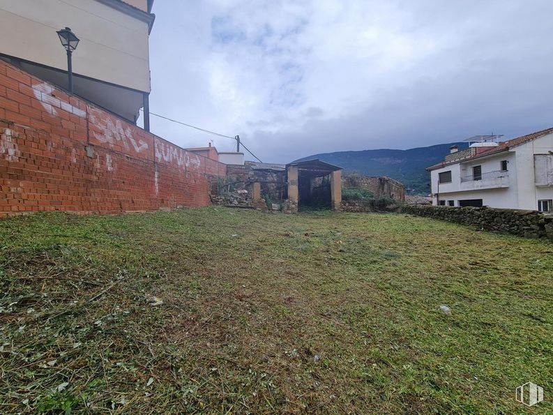 Land for sale at Travesía Torrejón, La Adrada, Ávila, 05430 with house, building, sky, cloud, window, land lot, plant, slope, grass and groundcover around