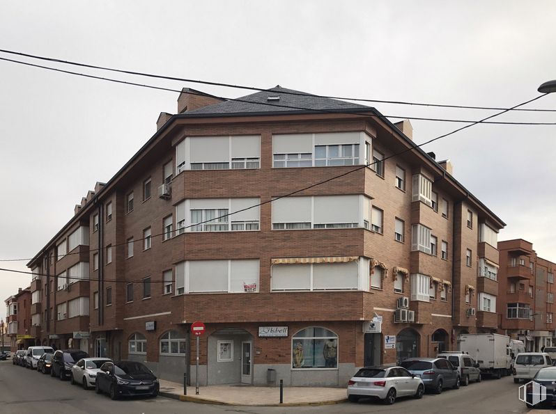 Retail for sale & for rent at Calle Antonio Machado, 8, Tarancón, Cuenca, 16400 with car, building, window, sky, tire, wheel, property, vehicle, electricity and urban design around