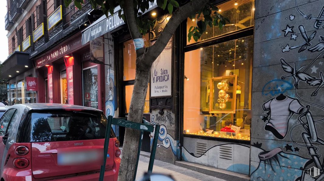 Retail for rent at Calle Apodaca, Centro, Madrid, 28004 with car, facade, town, door, public space, street, pedestrian, sidewalk, glass and display window around