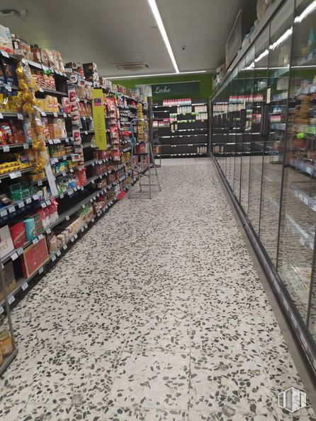 Retail for rent at Calle Escalona, La Latina, Madrid, 28024 with shelf, shelving, flooring, floor, retail, customer, convenience store, building, publication and trade around