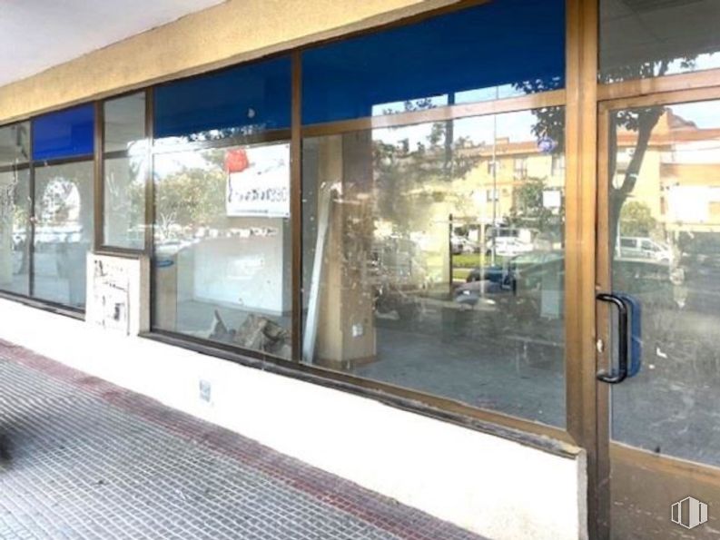 Retail for sale & for rent at Avenida Guadarrama, Villanueva del Pardillo, Madrid, 28229 with door, window, fixture, shade, facade, automotive exterior, glass, building, retail and vehicle door around