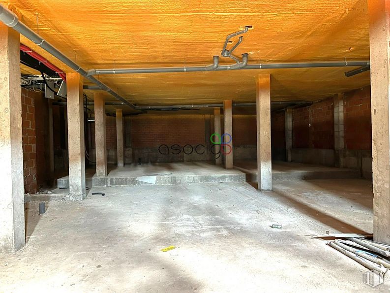 Retail for rent at Plaza Consejo, Guadalajara, 19001 with property, fixture, floor, wood, flooring, composite material, ceiling, building material, concrete and hall around