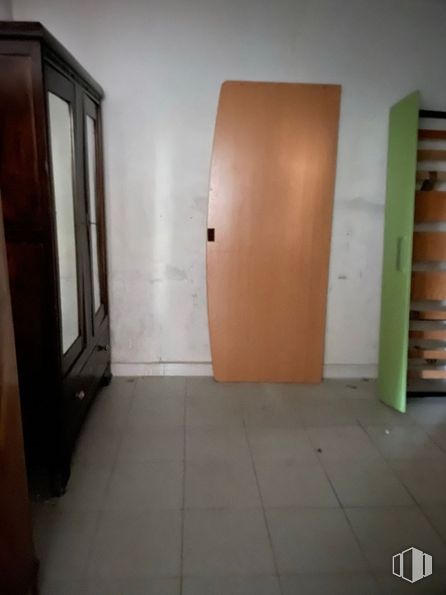 Local en venta en Calle Rosa, Aranjuez, Madrid, 28300 con armario, puerta, accesorio, madera, piso, pavimento, edificio, asa, madera y tintes y sombras alrededor