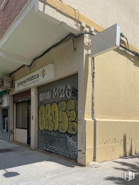 Local en alquiler en Barrio del Pilar, Fuencarral - El Pardo, Madrid, 28029 con sombra, pared, madera, fachada, tintes y matices, fuente, puerta, material compuesto, hormigón y superficie de la carretera alrededor