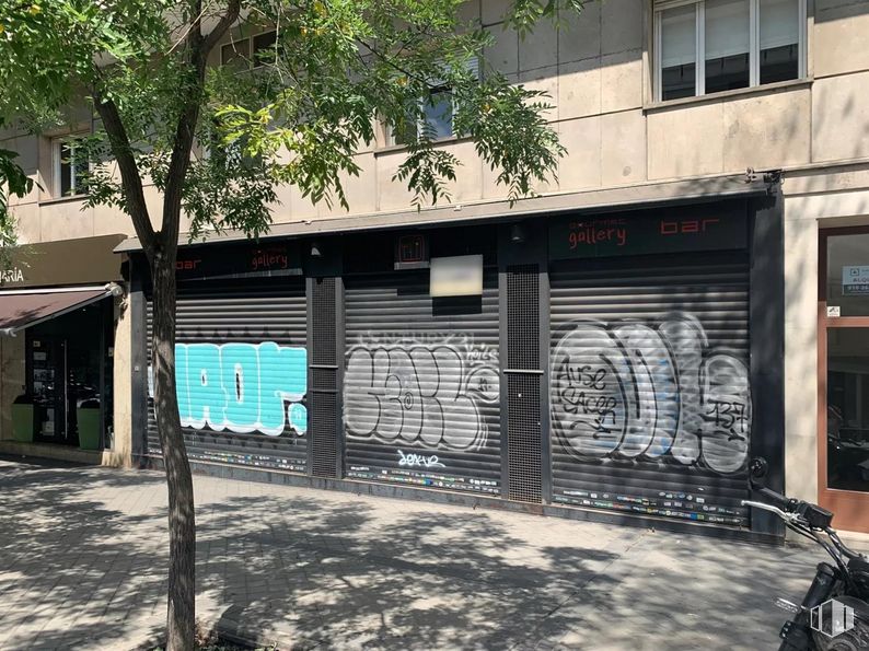 Local en alquiler en Calle Serrano, Chamartín, Madrid, 28016 con ventana, edificio, árbol, superficie de la carretera, arquitectura, graffiti, arte, acera, ladrillo y casa alrededor